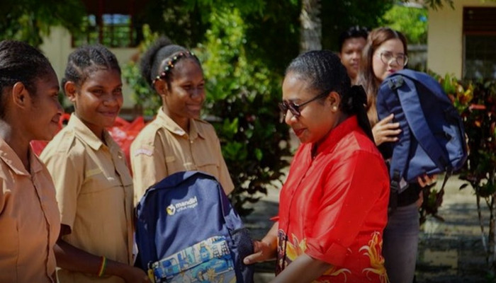 Bank Mandiri Salurkan 2.800 Paket Buku ke 8 Kota, Renovasi 27 Sekolah di Seluruh Indonesia