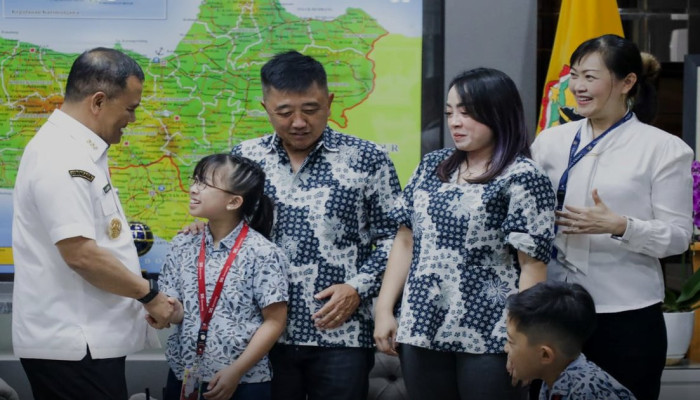 Gubernur Ahmad Luthfi Terima Audiensi Aimee Ang dan Albert Ang, Dua Siswa Jateng Berprestasi di Tingkat Internasional