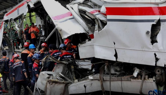 KA Argo Bromo Anggrek Tabrak Commuter Line di Stasiun Bekasi Timur, Evakuasi Berlangsung Hingga Sehari Setelahnya