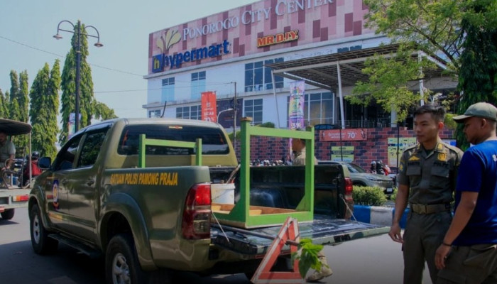 Lapak Kayu dan Seng di Trotoar Jalan Siberut Ponorogo Dibidik Satpol PP, PKL Diminta Pakai Gerobak Mobile