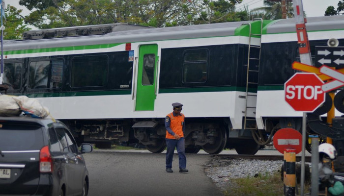 Medan Magnet Rel Kereta Hanya 0,5–5 µT, Jauh Lemah dari Bumi — Bukan Penyebab Mobil Mogok