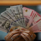 Rupiah Ditutup di Rp17.424 per Dolar AS, Melemah 30 Poin pada Selasa (5/5)