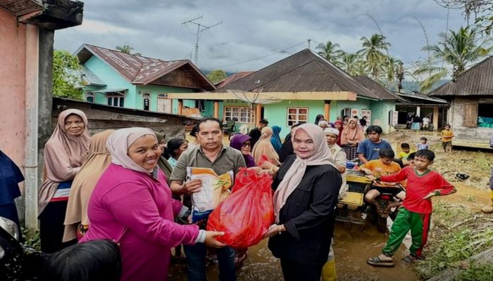 100 Rumah Terendam Banjir Bandang di Agam, Andre Rosiade Salurkan Bantuan Sembako Rp500 Ribu per Rumah