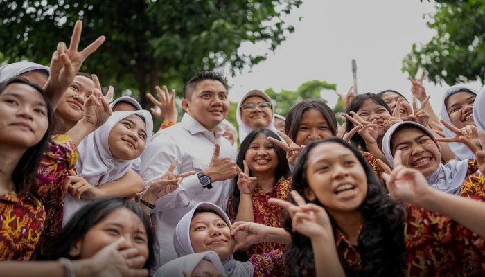 284 Siswa SMAN 2 Jakarta Kunjungi Setkab, Seskab Teddy Langsung Sapa Peserta