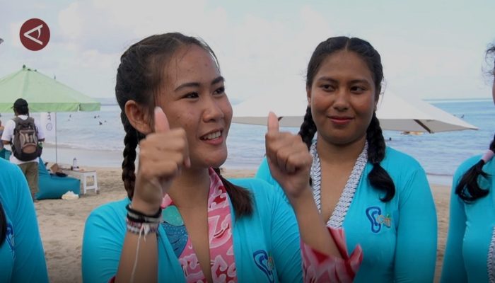 6 Peselancar Tunarungu Taklukkan Ombak Pantai Kuta, Buktikan Kemampuan di Laut Bali
