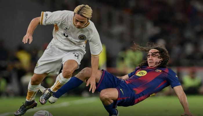 Barcelona Legends Kalahkan DRX World Legends 3-0 di GBK dalam Laga Clash of Legends