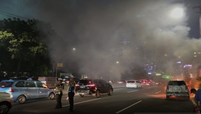 Daihatsu Terios Putih Terbakar di Tol Semanggi 1 Arah Kuningan, Lima APAR Tak Mampu Padamkan Api