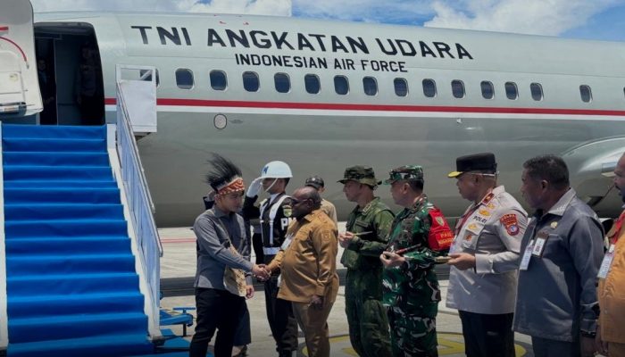 Gibran Tiba di Nabire Kenakan Mahkota Kasuari dan Noken, Kunjungi Bandara yang Direvitalisasi sejak 2025