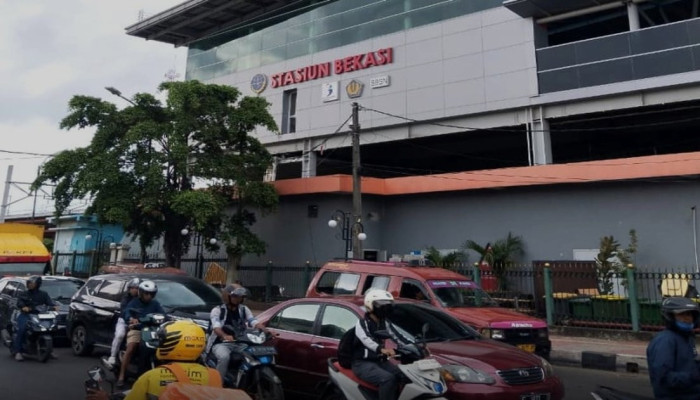 KRL Cikarang-Bekasi Lumpuh Usai Tabrakan, Transjakarta Siapkan Shuttle Bus Stasiun Bekasi Timur