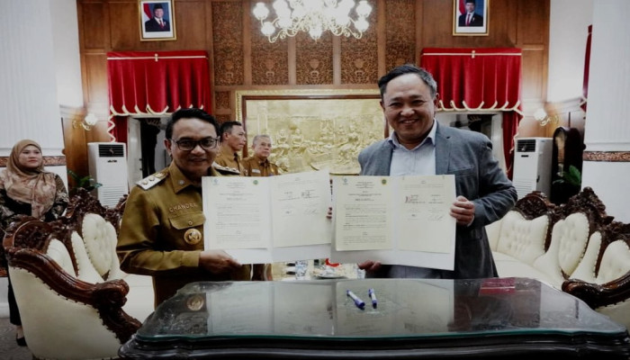 Pemkab Pati Terima 20 Lampu Tenaga Surya 60 Watt dari PT Sinergi Infra Hijau untuk Tiga Fasilitas Umum