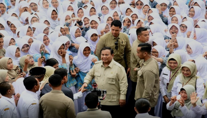 Prabowo Kunjungi SMAN 1 Cilacap, Ajak Ratusan Siswa Nyanyikan Lagu Nasional Bersama