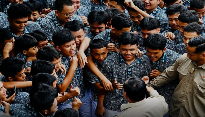 Prabowo Kunjungi SMAN 1 Cilacap, Nyanyi Lagu Nasional Bareng Ratusan Siswa