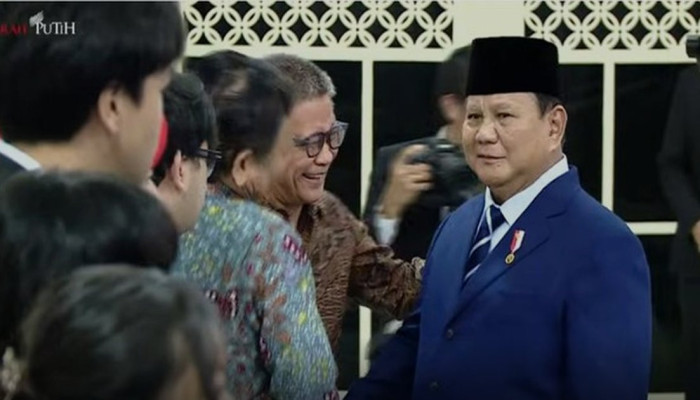 Prabowo Lantik 6 Pejabat Baru, Rocky Gerung Hadir dan Sempat Ngobrol Akrab di Istana