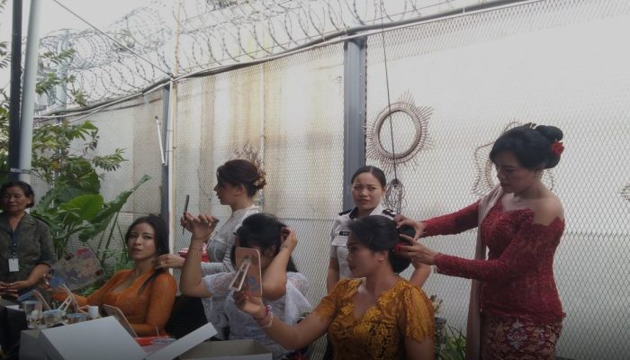 Warga Binaan dari Ukraina hingga Argentina Ikut Pelatihan Sanggul Bali di Lapas Kerobokan