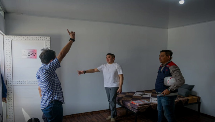 Warga Pinggir Rel Pasar Senen Bakal Dapat Hunian Layak, Seskab Teddy Tinjau Lokasi