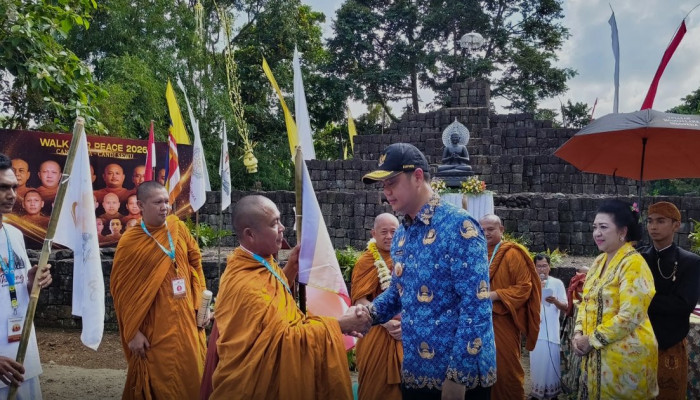 16 Biksu Tempuh 11 Hari Jalan Kaki dari Jepara ke Klaten dalam Ritual Tudong 2026