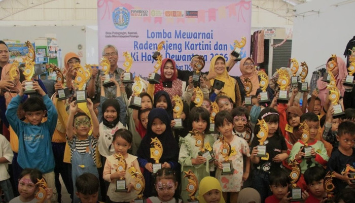 85 Anak PAUD Ikut Lomba Mewarnai Kartini dan Ki Hajar di Pasar Legi Ponorogo