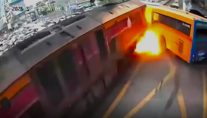 8 Tewas Dalam Bus Usai Kereta Barang Tabrak Kendaraan di Perlintasan Bangkok