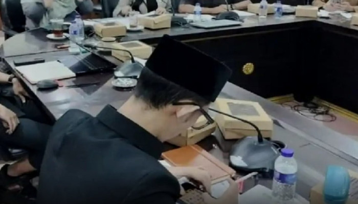 Achmad Syahri Dipanggil Gerindra usai Bermain Game dan Merokok saat Rapat Stunting di DPRD Jember
