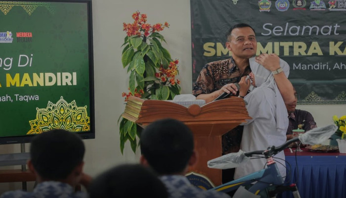 Air Mata Valentina di Depan Gubernur Luthfi: Kisah Siswa Miskin Brebes yang Kini Sekolah Gratis di 139 Sekolah Kemitraan Jateng
