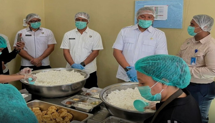 Anggota DPR Martin Tumbelaka Sidak Dapur SPPG SPN Polda Sulut, Soroti Sterilisasi dan Distribusi Makanan