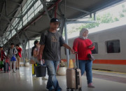 Dua Kereta Anjlok di Stasiun Pasar Senen, 6 Perjalanan Terganggu