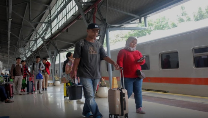 Dua Kereta Anjlok di Stasiun Pasar Senen, 6 Perjalanan Terganggu