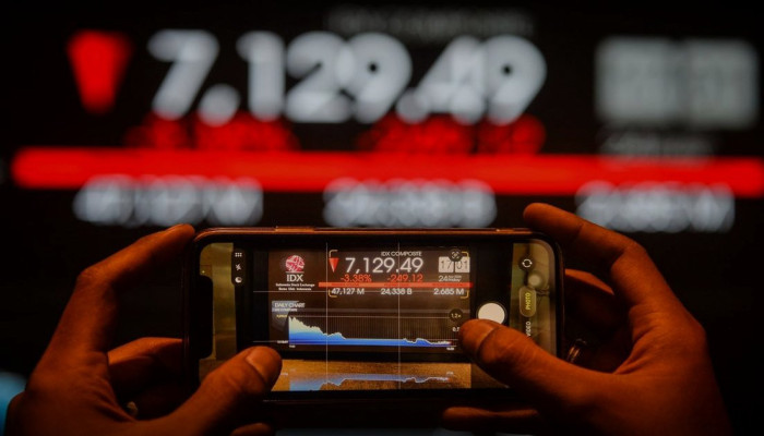IHSG Tergelincir 52 Poin ke 6.318, Saham Barang Baku Ambruk 4,60 Persen