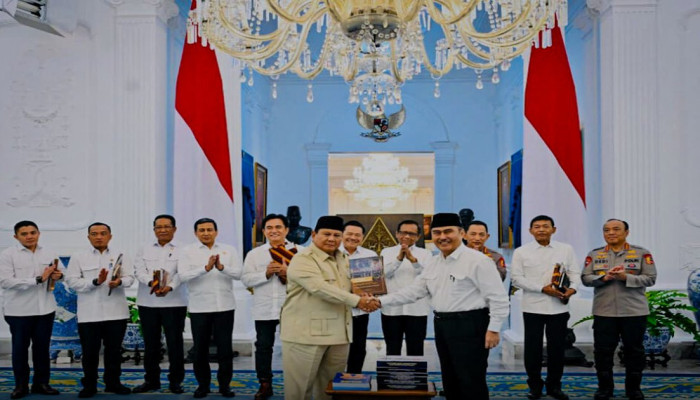 Jimly Asshiddiqie Serahkan 10 Buku Rekomendasi Reformasi Polri ke Prabowo, Target Tuntas 2029