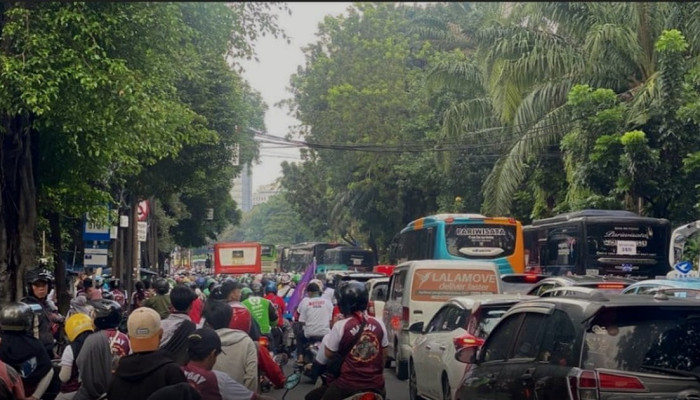Macet Parah di Kramat Kwitang, Puluhan Bus Buruh Padati Jalur Menuju Monas pada May Day 2026