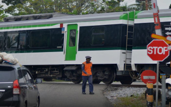 Medan Magnet Rel Kereta Hanya 0,5–5 µT, Jauh Lemah dari Bumi — Bukan Penyebab Mobil Mogok