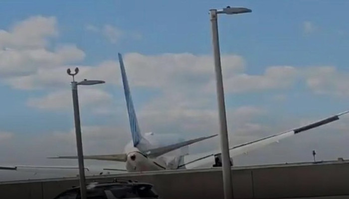 Pesawat United Airlines Bawa 231 Orang Tabrak Tiang Lampu dan Truk di New Jersey, Pengemudi Dilarikan ke RS