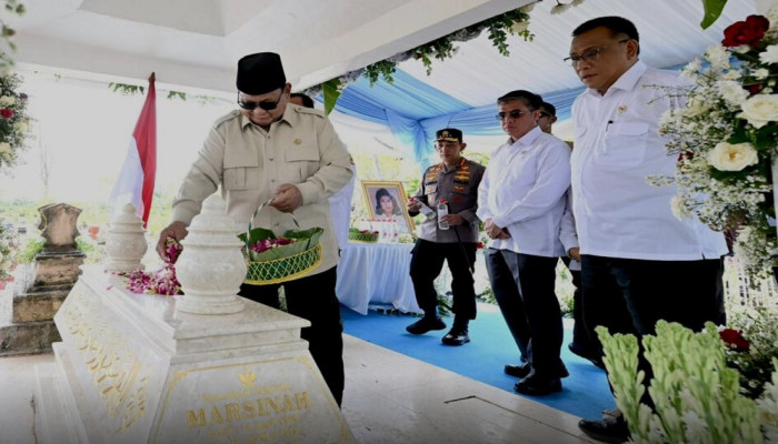 Presiden Prabowo Ziarah ke Makam Marsinah di Nganjuk Usai Resmikan Museum Buruh Perempuan