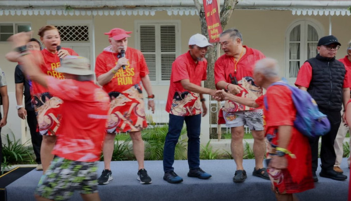 Ribuan Pelari Berbaju Merah dari 44 Negara Serbu Jalanan Kota Magelang dalam Red Dress Run