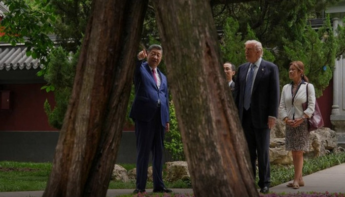 Semua Barang dari China Dibuang di Bawah Tangga Air Force One, Ini yang Terjadi di Akhir Kunjungan Trump