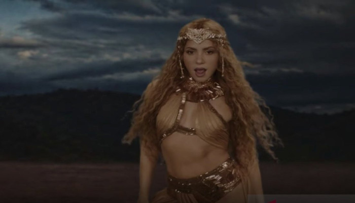 Tiga Kali Dipercaya Shakira, Desainer Rinaldy Yunardi Kirim Tiara Berukir Motif Indonesia untuk Video Klip ‘Choka Choka’