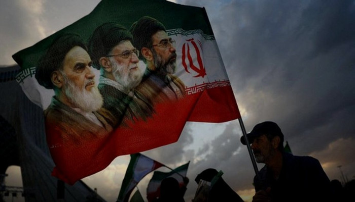 Tiga Kapal Perusak AS Diserang Iran di Selat Hormuz, Trump: Kerusakan Besar pada Penyerang