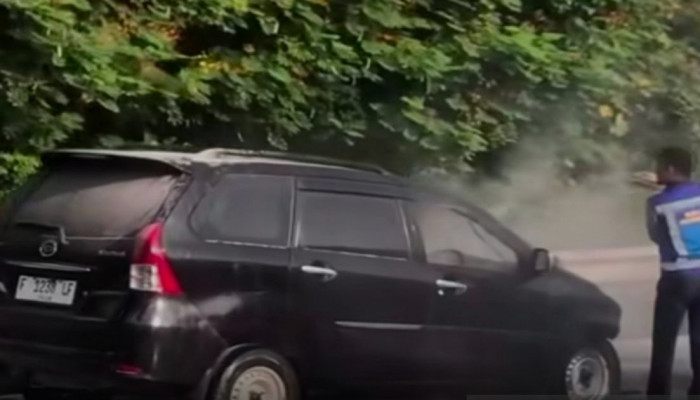 Toyota Avanza Terbakar di Tol Jagorawi KM 12, Pengemudi Selamat Tanpa Luka