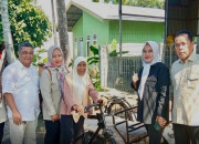 Tukang Becak Sampah Ema Dapat Umrah, Becak Baru, dan Rp1 Juta dari Andre Rosiade Setelah Viral Doakan Jamaah Haji
