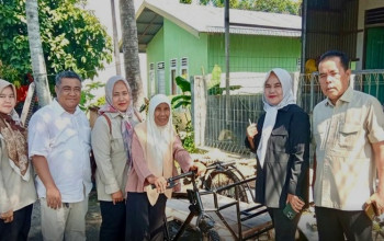 Tukang Becak Sampah Ema Dapat Umrah, Becak Baru, dan Rp1 Juta dari Andre Rosiade Setelah Viral Doakan Jamaah Haji