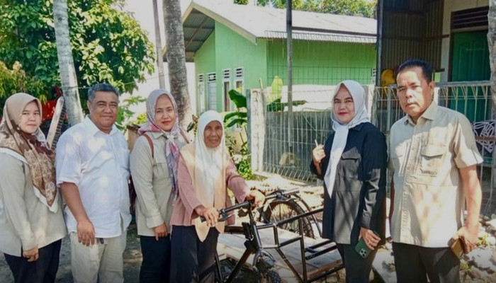 Tukang Becak Sampah Ema Dapat Umrah, Becak Baru, dan Rp1 Juta dari Andre Rosiade Setelah Viral Doakan Jamaah Haji