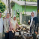 Tukang Becak Sampah Ema Dapat Umrah, Becak Baru, dan Rp1 Juta dari Andre Rosiade Setelah Viral Doakan Jamaah Haji