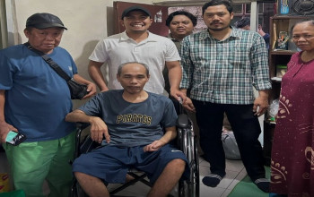 Warga Penderita Stroke di Mampang Prapatan Terima Bantuan Kursi Roda dari Gerindra Jakarta Selatan