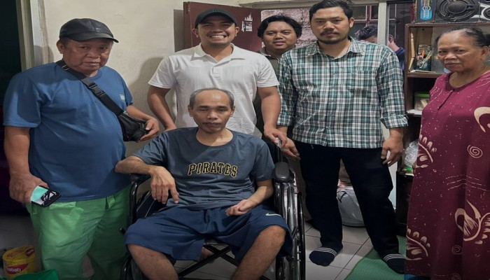 Warga Penderita Stroke di Mampang Prapatan Terima Bantuan Kursi Roda dari Gerindra Jakarta Selatan