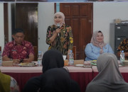 Warga Putatgede Kendal Terima 20 Kg Beras dan 4 Liter Minyak Goreng untuk Dua Bulan