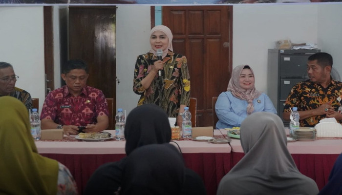 Warga Putatgede Kendal Terima 20 Kg Beras dan 4 Liter Minyak Goreng untuk Dua Bulan