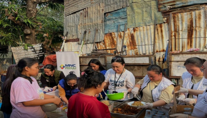 30 KK Warga Duri Kepa Terima Makanan Bergizi dari MNC Peduli dan Park Hyatt Jakarta