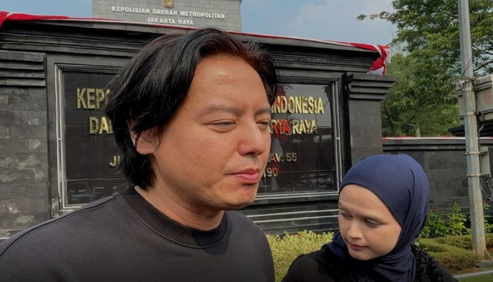 Cut Meyriska dan Roger Danuarta Serahkan Bukti ke Polda Metro Jaya dalam Kasus Hanania Travel