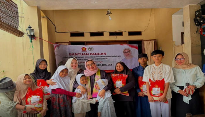 Endang Setyawati Bagikan Ratusan Paket Beras 5 Kg ke Warga Gunung Batu dan Mulyaharja Kota Bogor