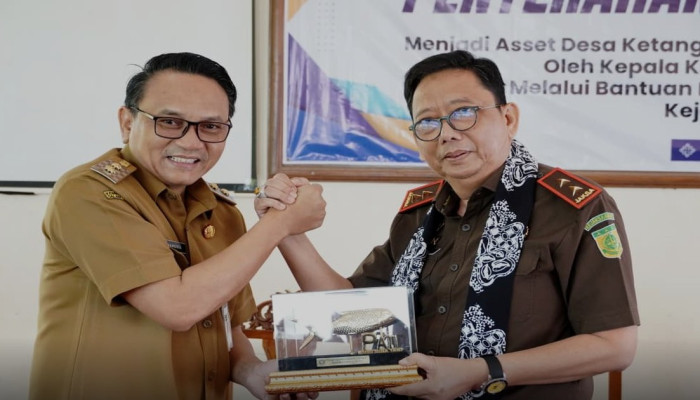 Kajati Jateng Serahkan Sertifikat Tanah 5.347 Meter Persegi Milik Desa Ketanggan di Pati